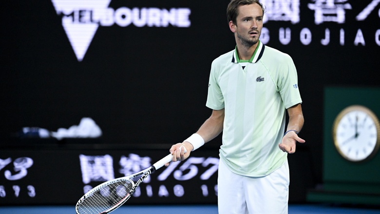 Medvedev fiercely controversial with the referee after Tsitsipas was reminded - Photo 1