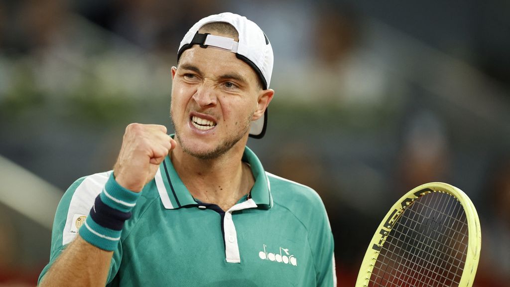 Tsitsipas loses shock Struff in the quarterfinals Madrid Open 2023 - Photo 2