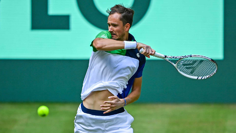Medvedev won IVASHKA after 2 sets, in the quarterfinals Halle Open 2022 - Photo 1