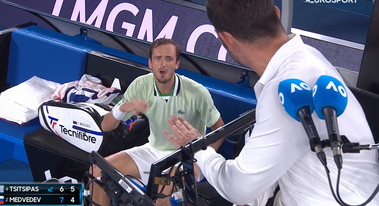 Medvedev controversy with the referee after Tsitsipas was prompted - Photo 2