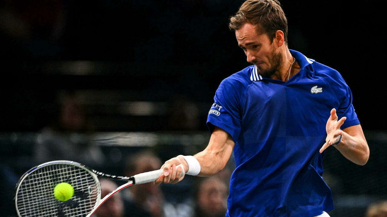 Medvedev starts smoothly in Paris Masters 2021 - Photo 1