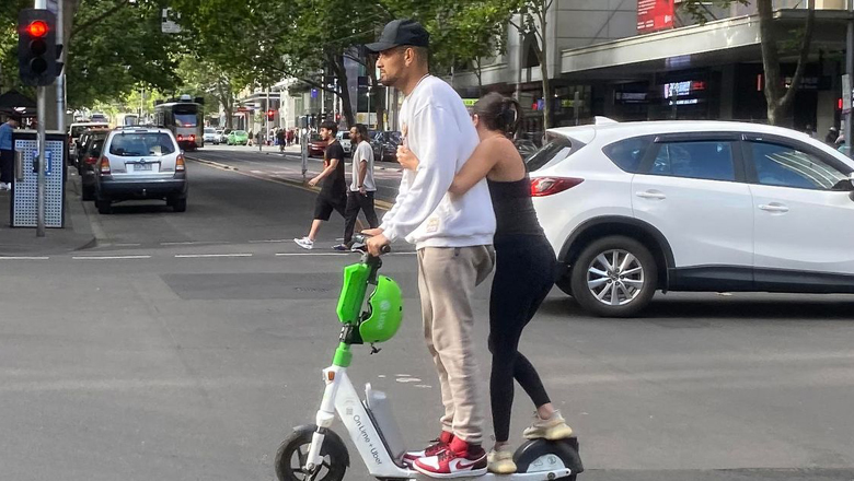 Nick Kyrgios blatantly drove without a helmet before the Australian expansion - Photo 2