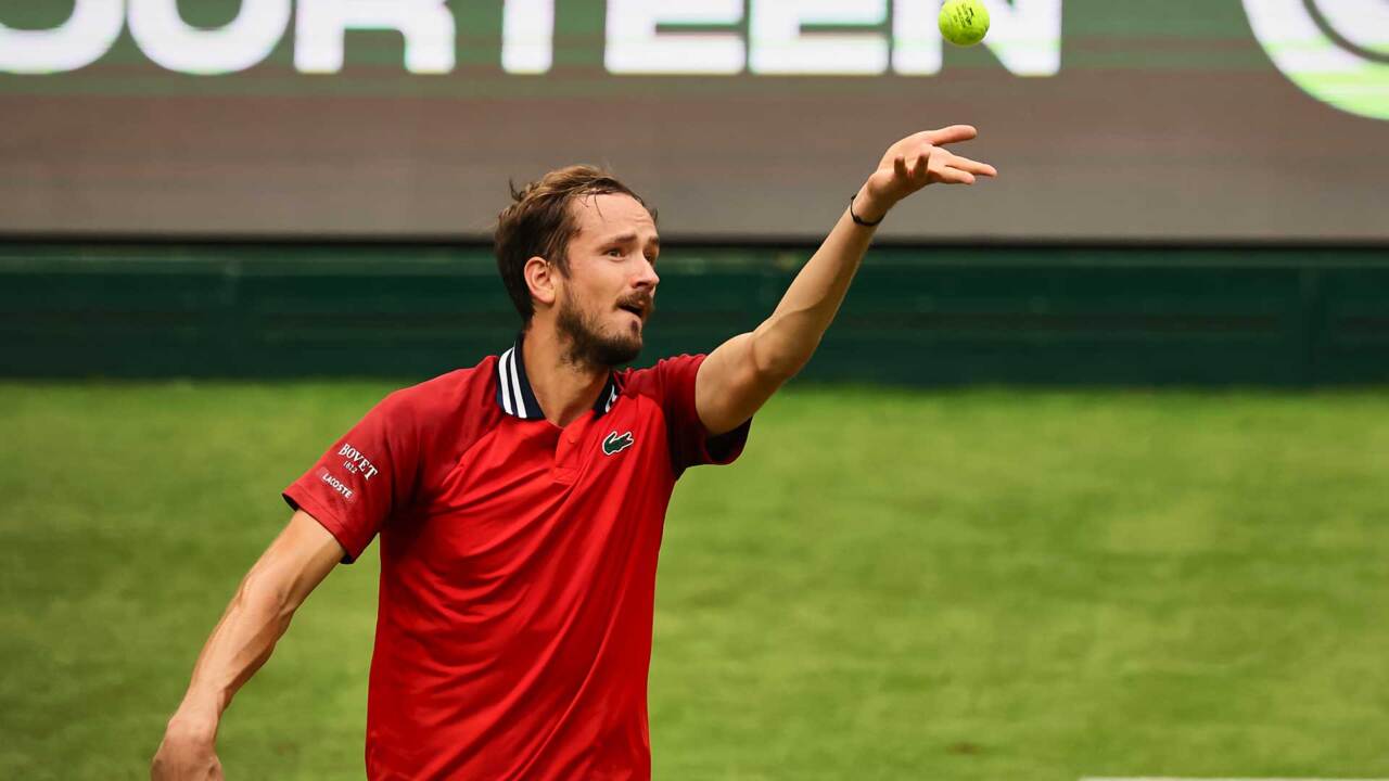 Tennis schedule today 19/6: Round 2 Halle Open - Medvedev met Zhang Zhizhen - Photo 1