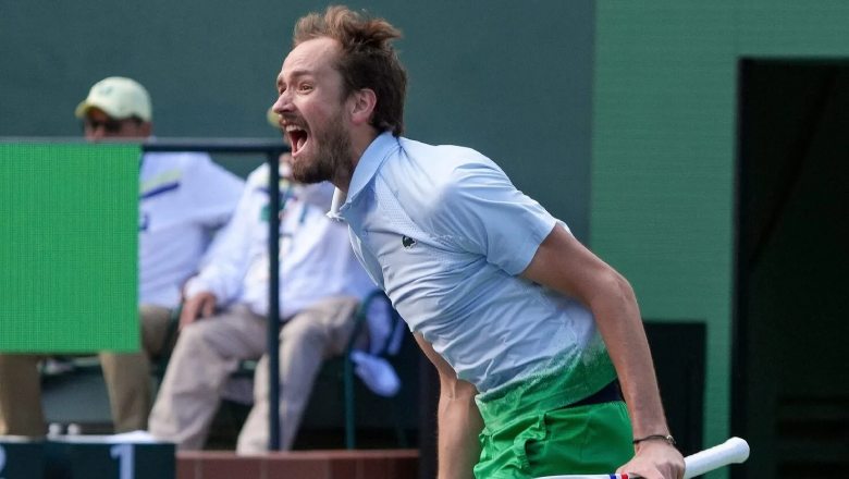 Medvedev is angry for losing to Moutet, being criticized by the audience badly - Photo 1