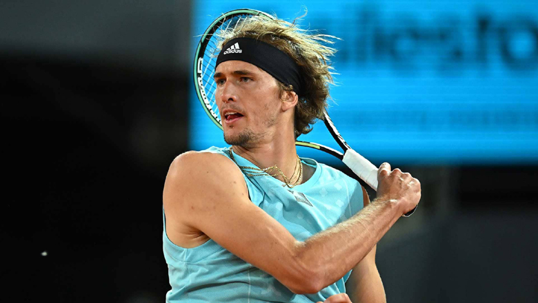 Zverev defeat Tsitsipas after 3 sets, in the final of Madrid Open 2022 - Photo 1
