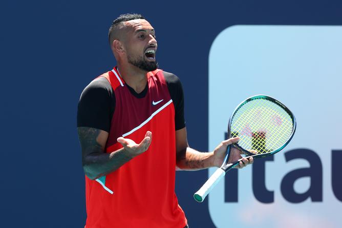 Kyrgios smashed the racket again because he was not satisfied with the referee - Photo 1