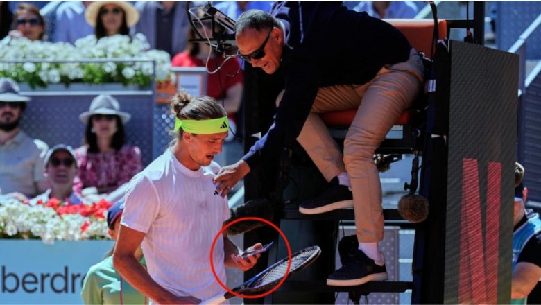 Rare: Zverev took the phone to take a ball mark to argue with the referee - Photo 2