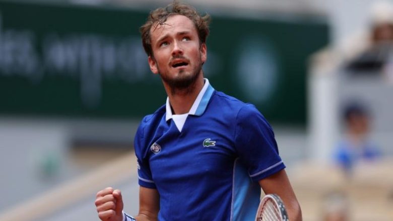 Zverev and Medvedev together in the third round of Madrid Open 2025 - Photo 2