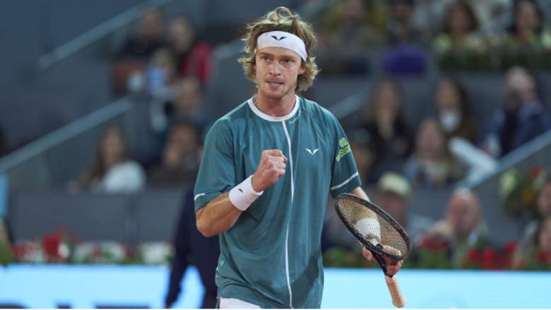 Alcaraz broke a series of 14 consecutive victories at Madrid Open, stopped in the quarterfinals - Photo 2