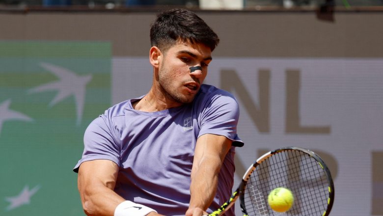 Alcaraz in the fourth round of Rome Masters 2025, Tsitsipas is disappointing - Photo 1