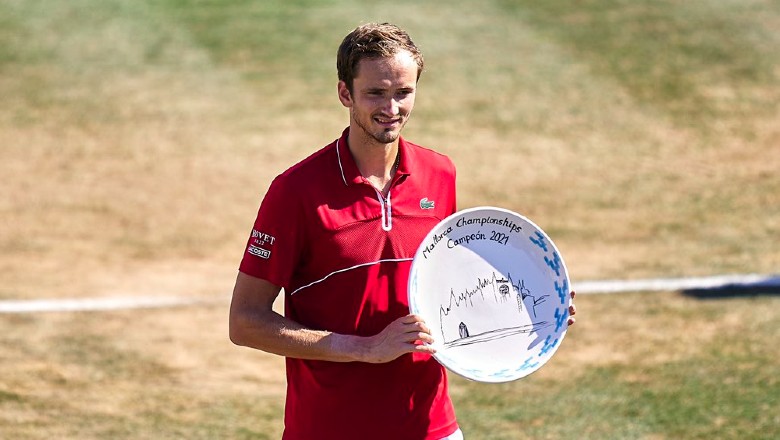 Medvedev for the first time on the pitch, confidently conquering Wimbledon - Photo 1