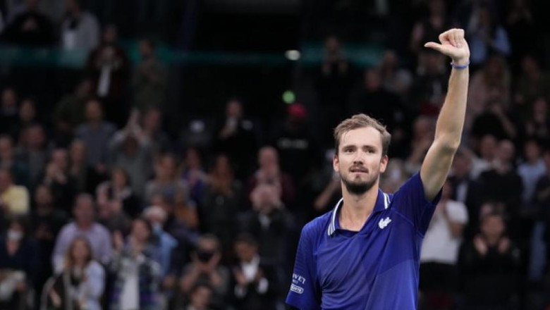 Medvedev overwhelms Zverev, reunited with Djokovic in the final of Paris Masters 2021 - Photo 1