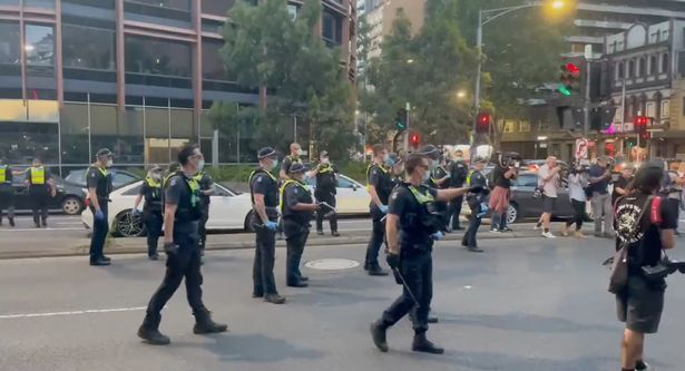 Police clash with protesters to support Djokovic - Photo 1