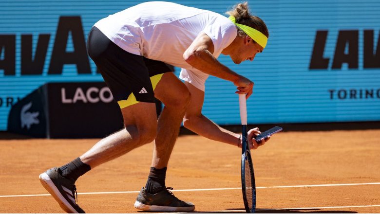 Rare: Zverev took the phone to take a ball mark to argue with the referee - Photo 1