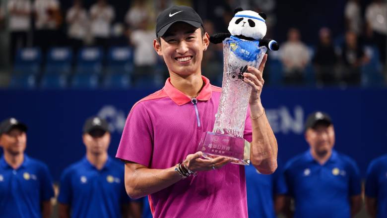 The 19 -year -old Chinese player made history with the Chengdu Open championship - Photo 1
