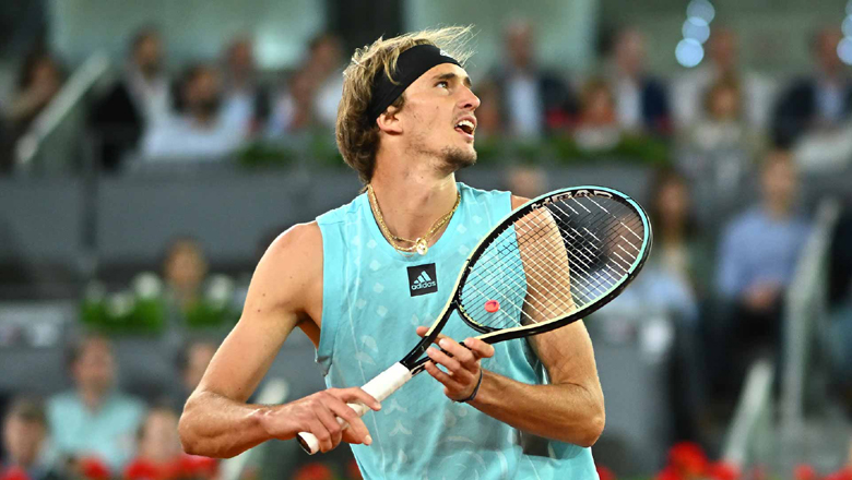 Zverev defeat Tsitsipas after 3 sets, in the final of Madrid Open 2022 - Photo 2
